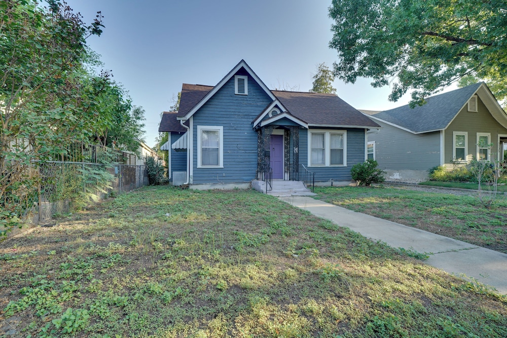 4 Mi to Downtown! Cozy Bungalow in San Antonio