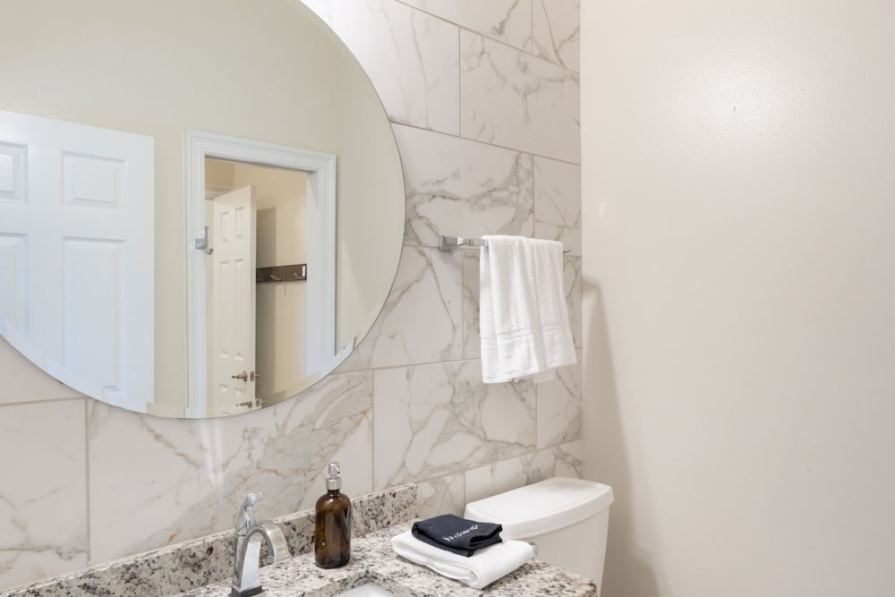 Fin by Avantstay 9 BR Destin Oasis With Pool Spa Walk to Beach