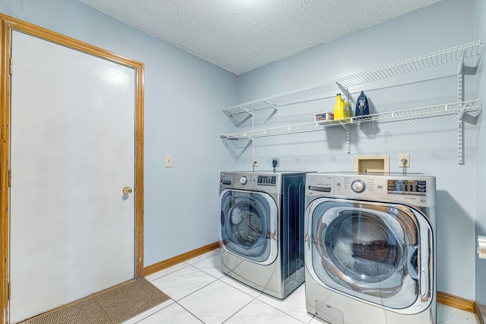 Families Welcome: Lake-view Home, 2 Mi to Gahanna!