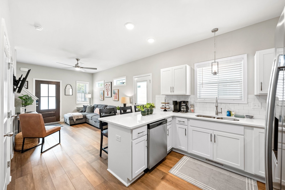 Adam's Downtown Retreat w/ Rooftop Access