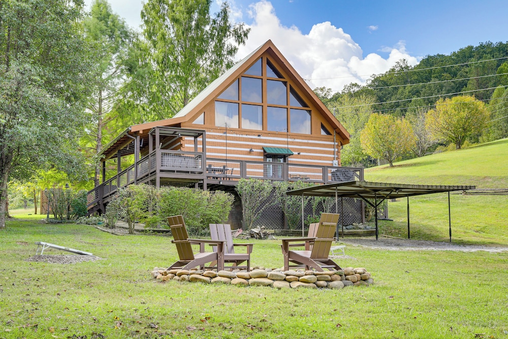 Mins to Dollywood: Boujee Bear Cabin w/ Hot Tub!