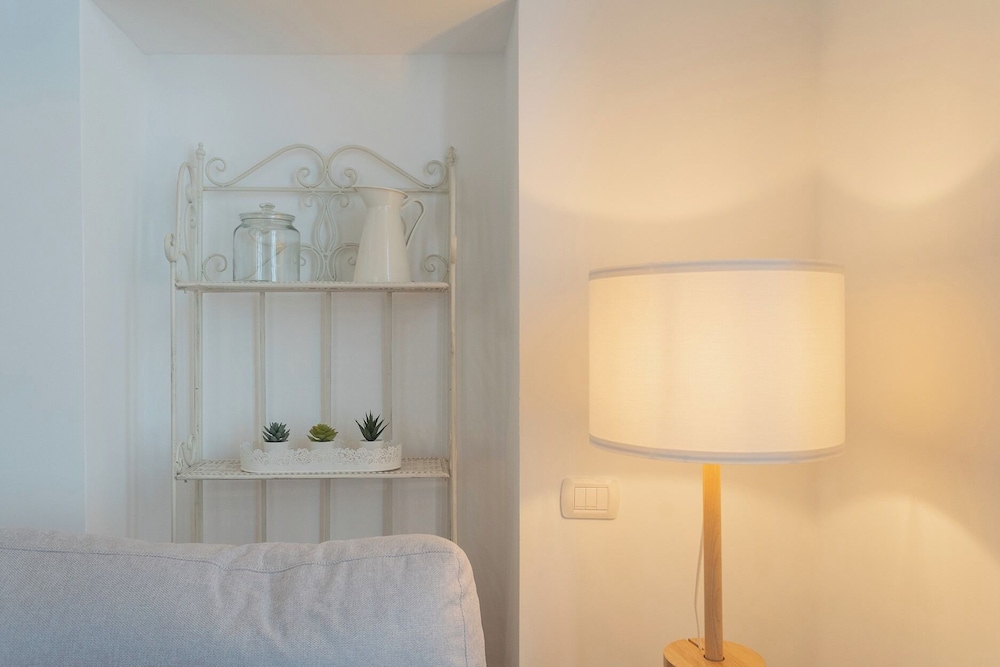 Independence Apartment With Balcony by Rent all Como