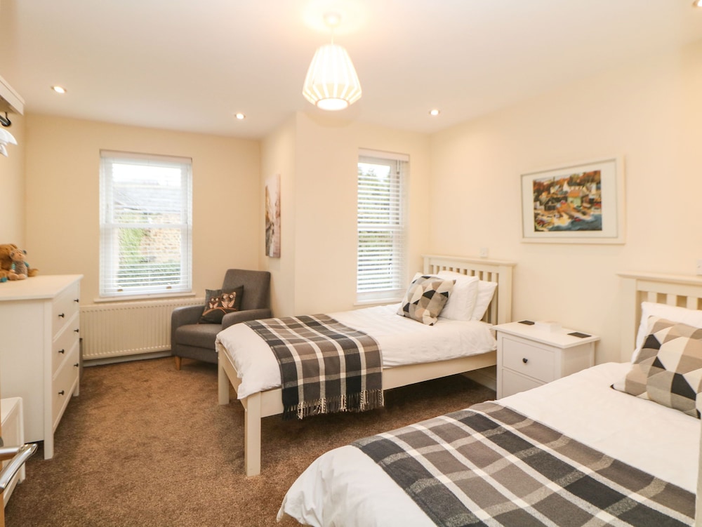 1 Knowleston House
