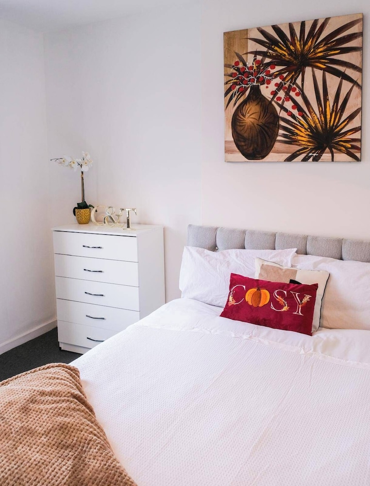 4 Bed House Sleeps 7-free Parking- Contractors