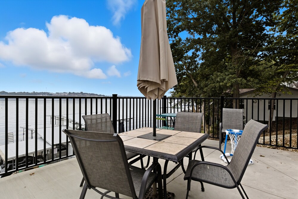 Huge Private Dock w/ 2 Slips + 2pwc, Beautiful Views, Lakeside Hot Tub, Pool & Pickleball