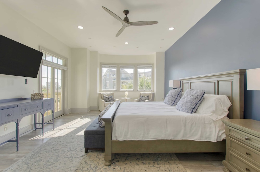 Sleeps 38 2 Homes, Steps to the Beach, Private Pool + Hottub, Game Room, Views