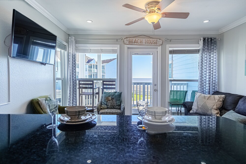 Seascape 1215 Studio Bedroom Condo by RedAwning