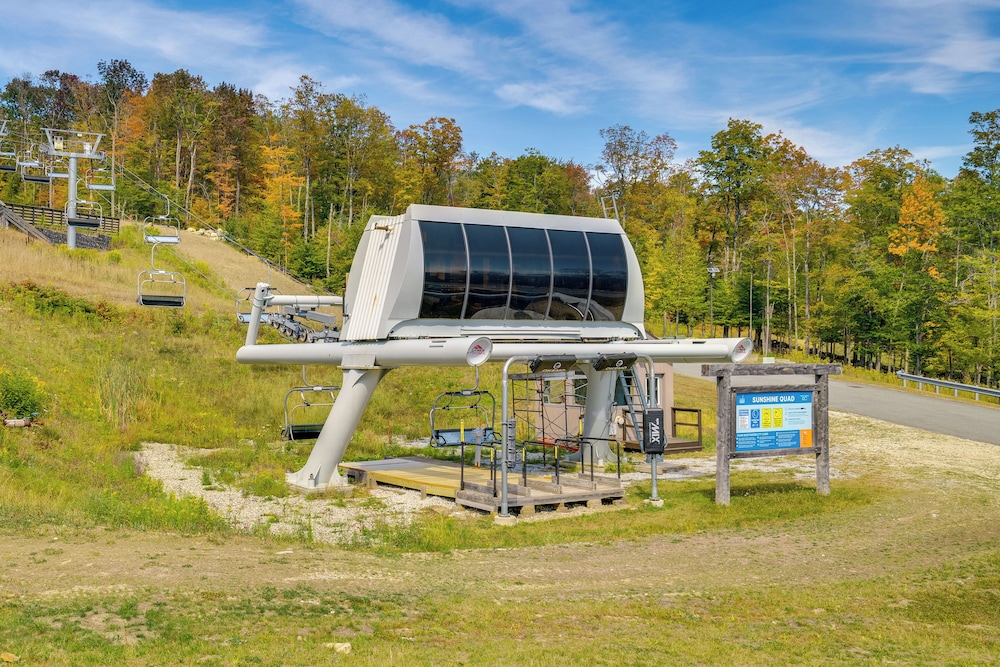 Ski-in/out Okemo Mountain Resort Condo w/ Balcony