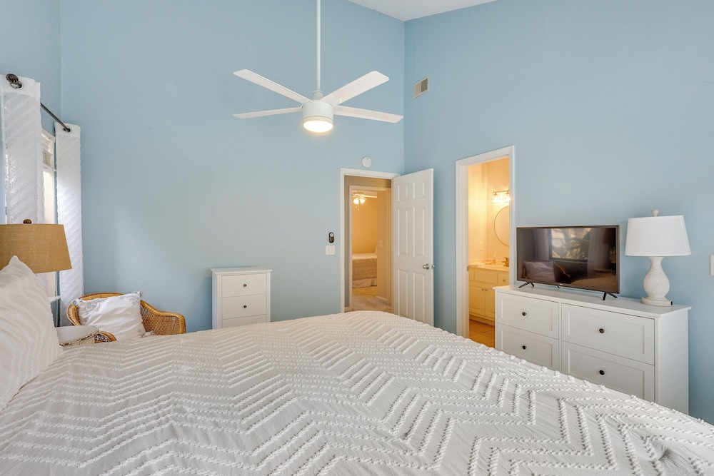 3 Mi to St Simons Beach: Gem w/ Pool Access & Deck