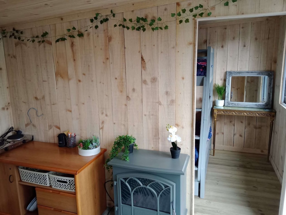 Tranquil Cabin Retreat in Llandovery
