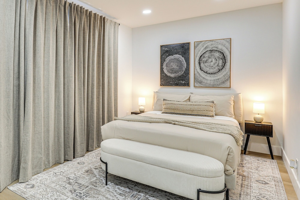 Walk to City Center: Modern Coral Springs Getaway