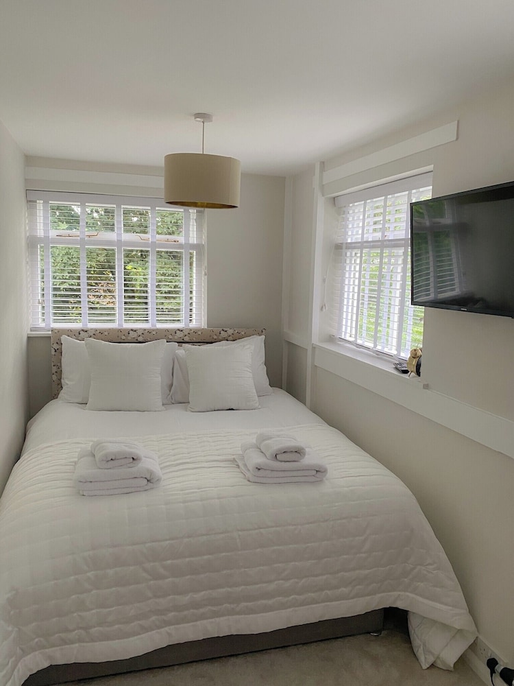 Luxury Townhouse Retreat in Kendal w/ Free Parking
