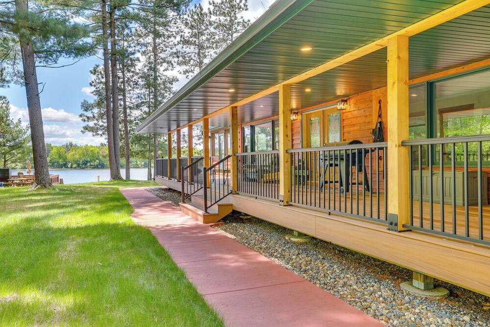 Gorgeous Lake Arbutus Getaway w/ Dock & Boat House