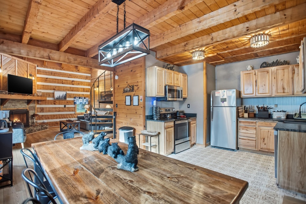 Boujee Bear Cabin With Hot Tub & Putting Green 2 Bedroom Cabin