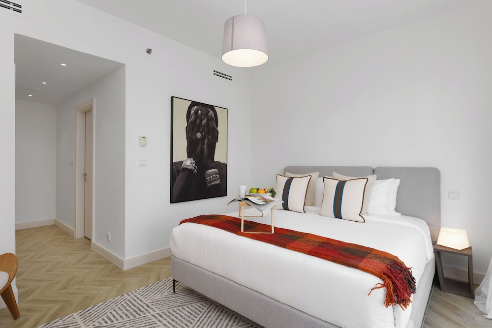 Maison Privee - Blissful Living w/ Dubai Marina Waterfront Views