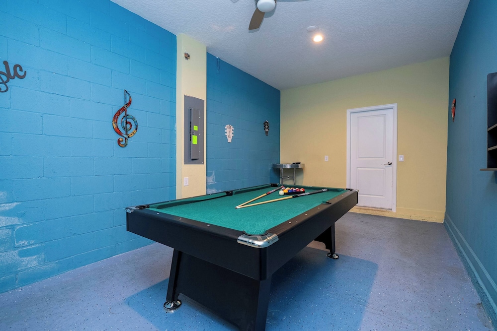 Stunning Game Room & Pool Jacuzzi Storey Lake 2799