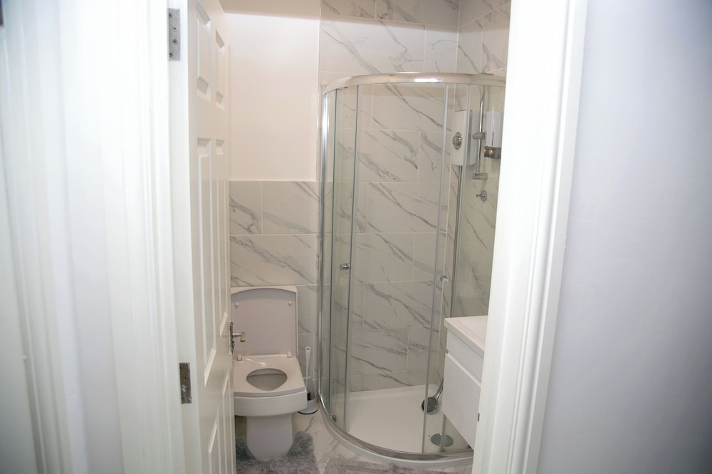 2 Bed Flat - Sleeps 3 - Wifi - Parking