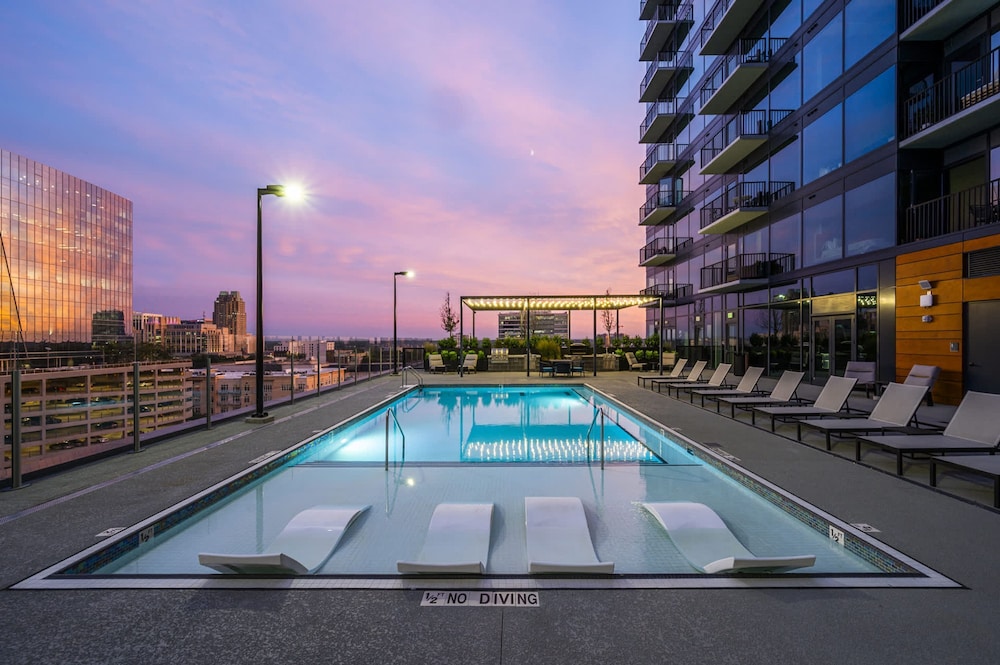 High-rise Apt Raleigh Free Parking Sunset View 1