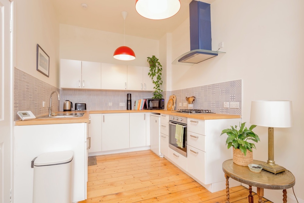 Edinburgh Castle Views Stylish 2BD Flat Sleeps 4