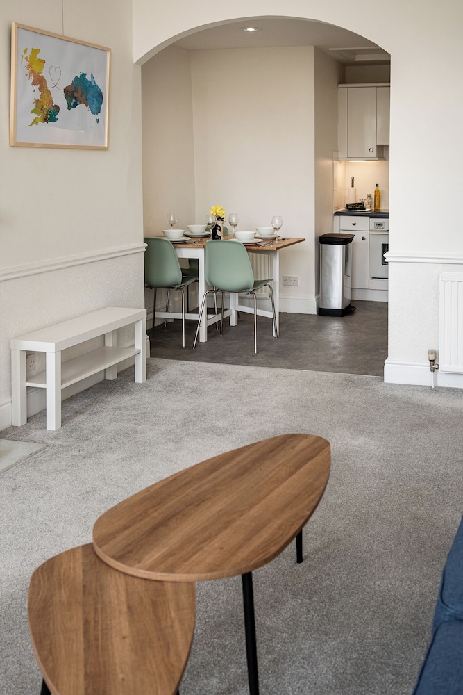 Garden Flat Apartment in Grosvenor Place