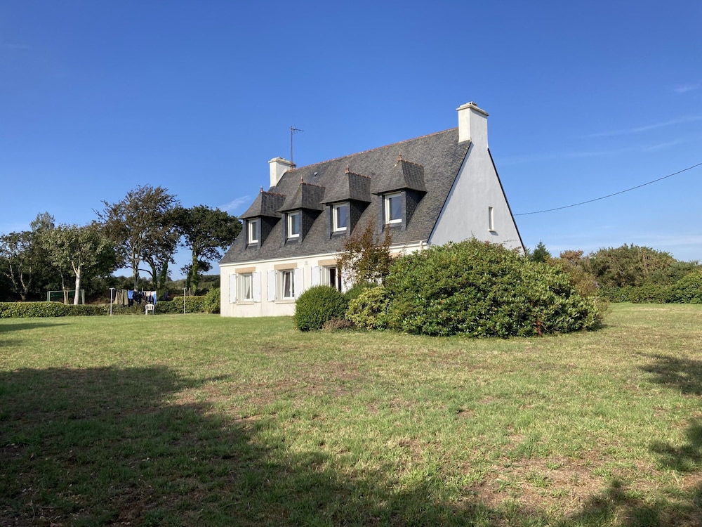 House in Breles Near Rock Beach & Amusement Park