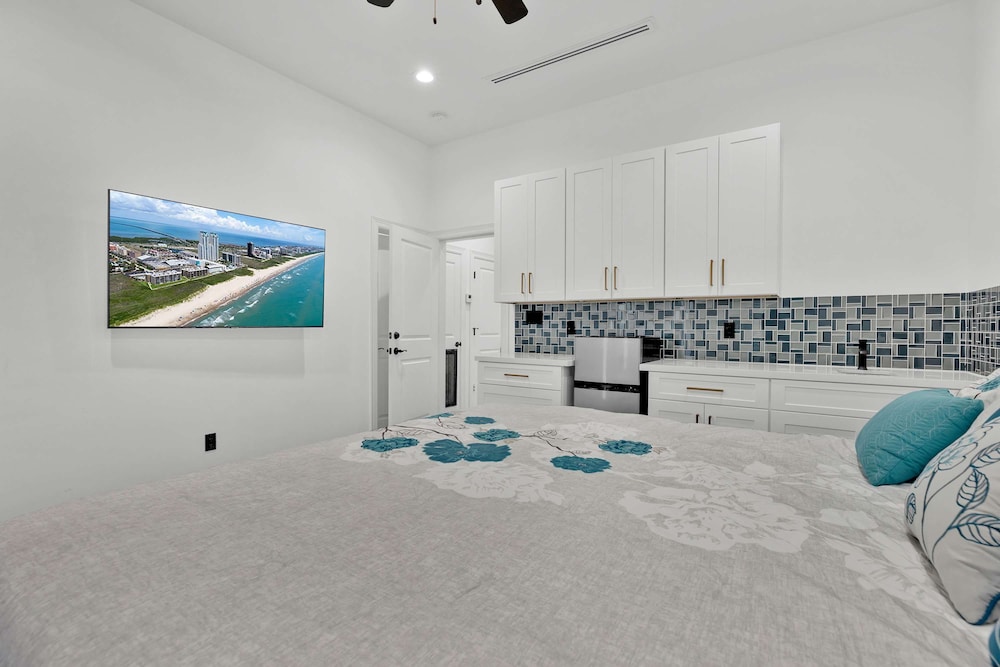 Immaculate Townhouse w Pool Balcony South Padre