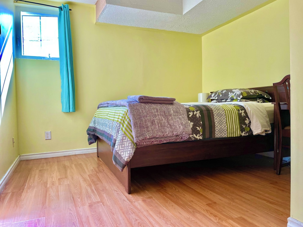 Room around York University Subway - Image 5