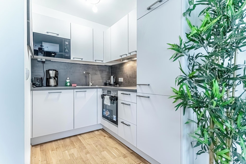 City Center Metro 1BR 1LR King Bed
