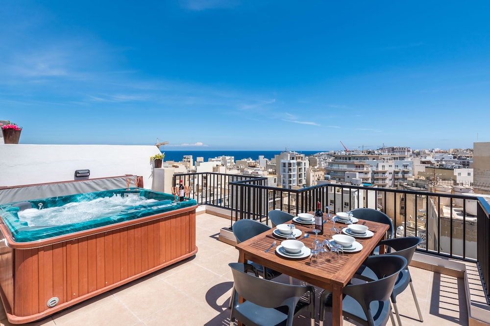 Seashells Seaview Penthouse With Hottub photo 1