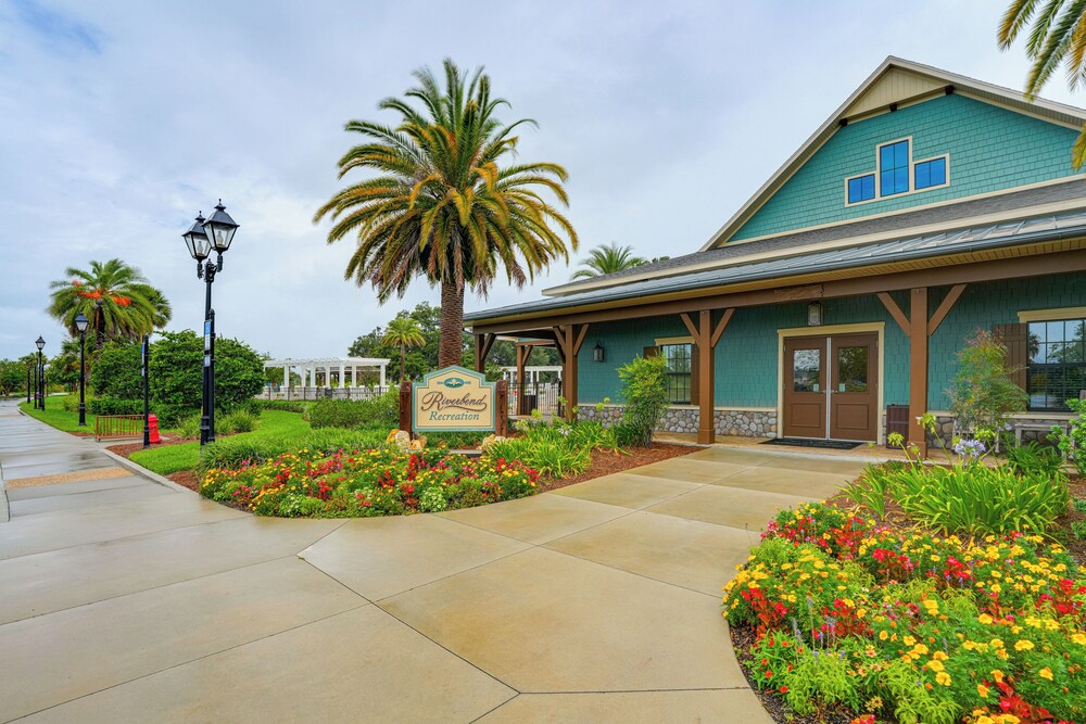 1 Mi to Golf: Home w/ Chic Patio in The Villages