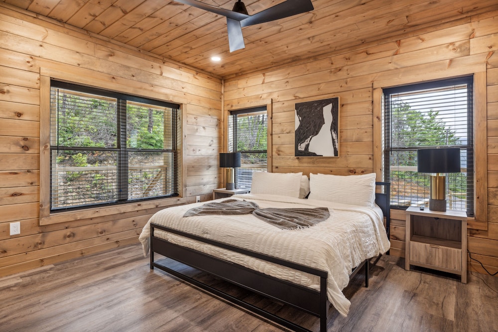 Jerne Ridge 7 Bedroom Cabin view 4
