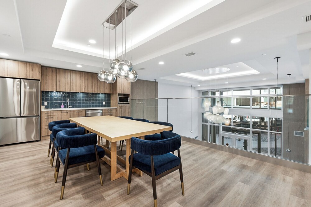 AQUA Corner Unit w Amazing View 614