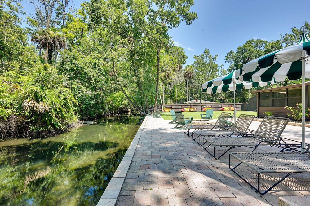 'chateau Relaxo' Homosassa Riverfront Cottage!