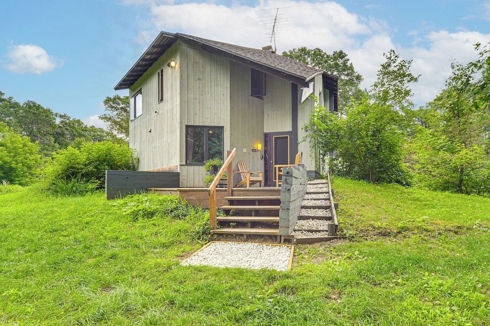 Sauna & Screened Porch: Otter Creek Getaway!