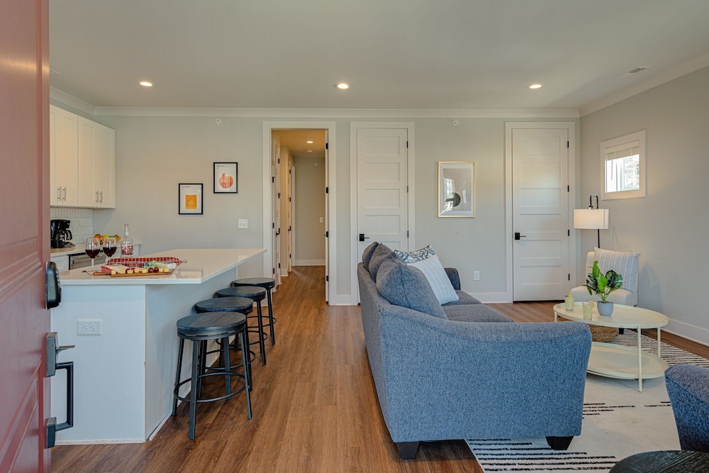 Modern Melrose-sleeps 8- Mins to Downtown Broadway