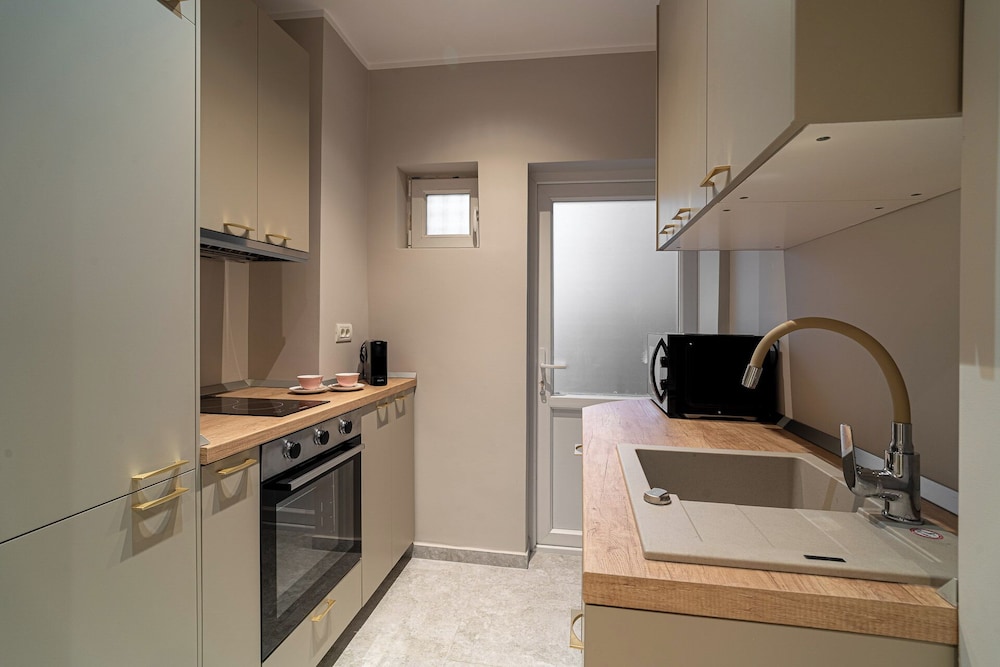 Designer 2-Bedroom Flat with Balcony & Full Amenities Steps from Piata Universitatii