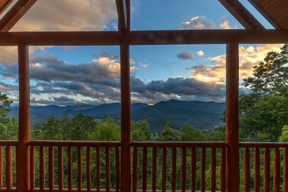 Luxury 4200 Sqft Log Cabin on 50 Acres Sleeps 16