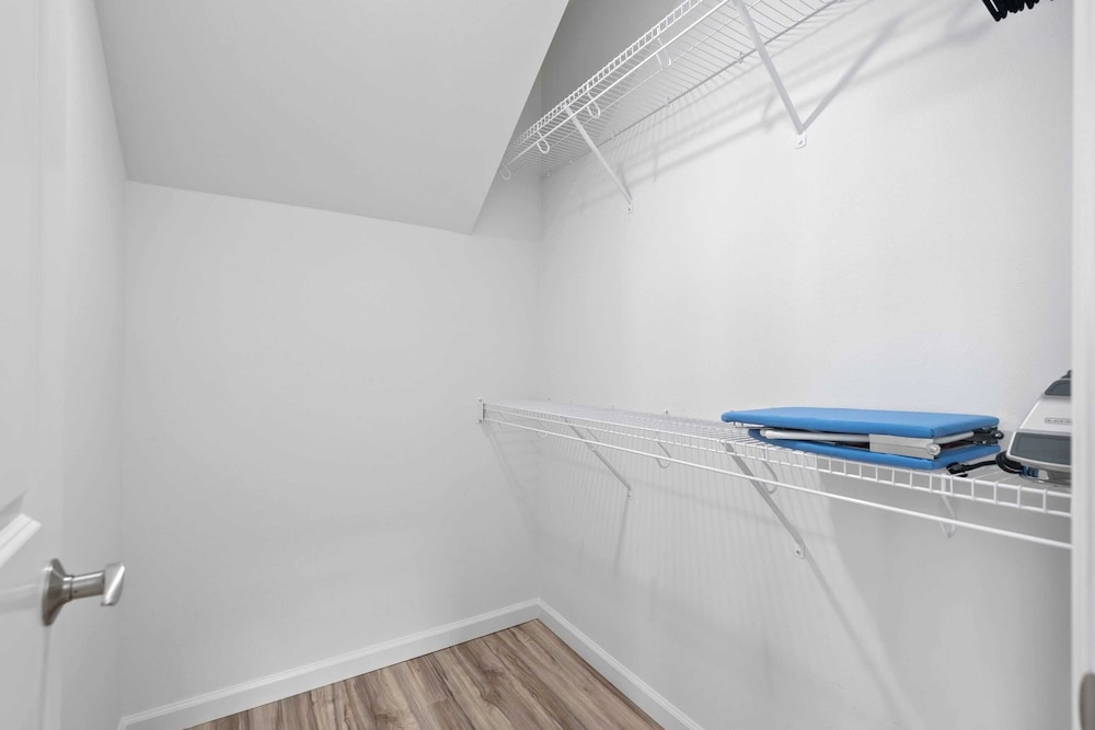 Sleeps 16, 2 Homes Ocean Views, Shared Pool + Gym, Near the Beach Avantstay