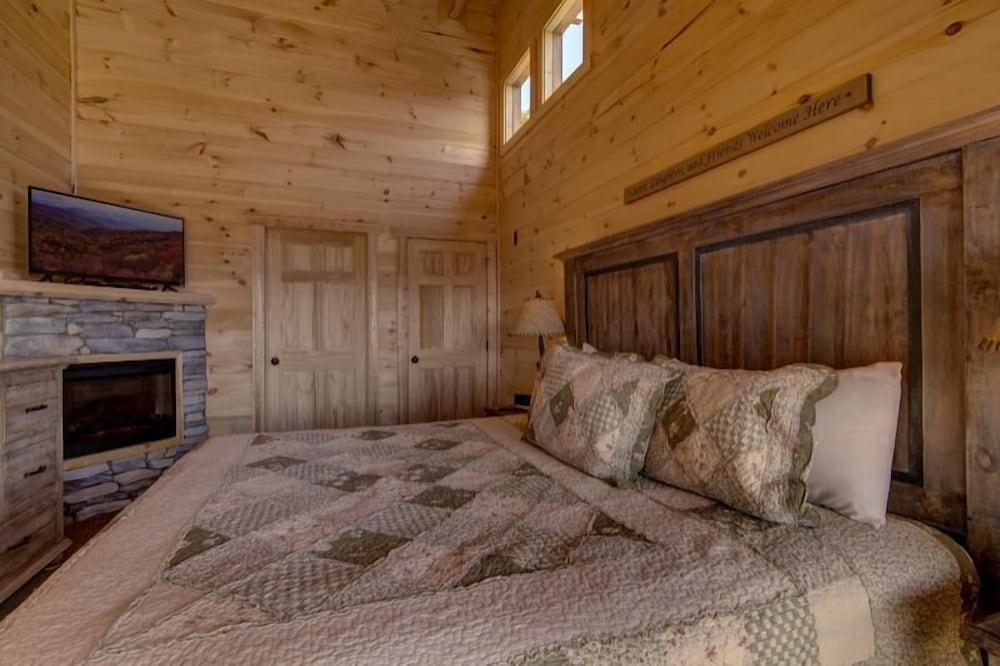 Take A Look - 6 Bedrooms, 6.5 Baths, Sleeps 20 Home by RedAwning view 5