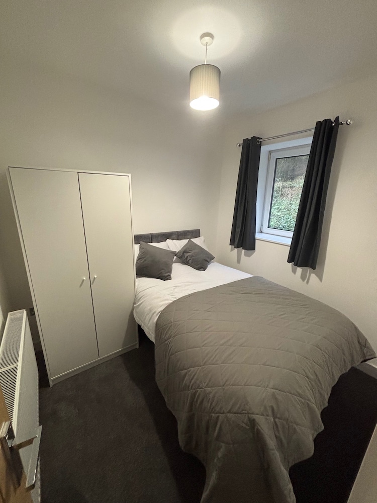 Shawforth - 2 Beds - Sleeps 4 - Street Parking