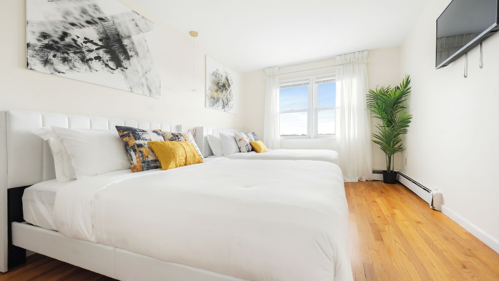 Luxury NYC Home with Free Parking for 12