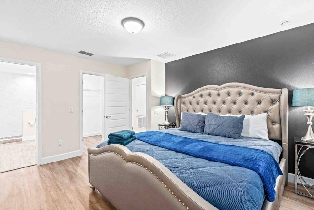 Super Epic- Sleeps 32 TWO Separate Townhomes