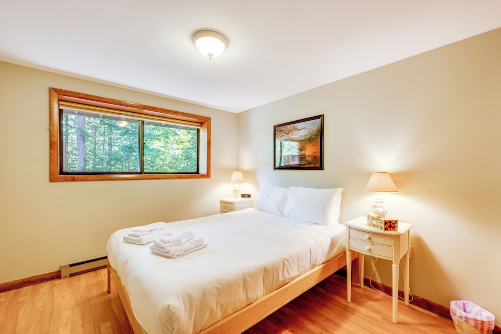 Near Skiing & Hiking! North Conway Gem w/ Balcony