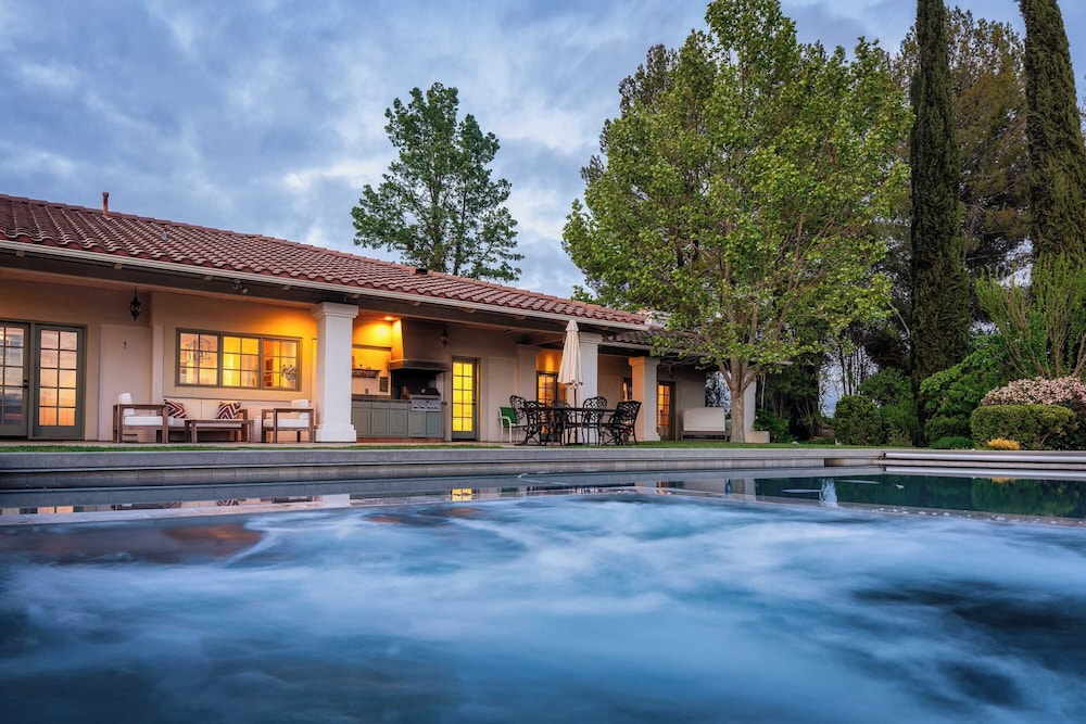 Wellsona Vineyard Retreat + Pool, Hot Tub, Views Main Home + Guest Home