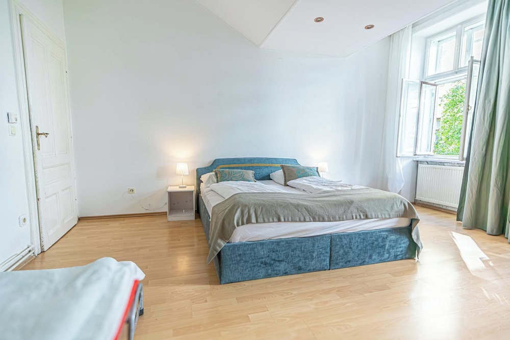 Cozy 2BR Apt Near Belvedere Palace