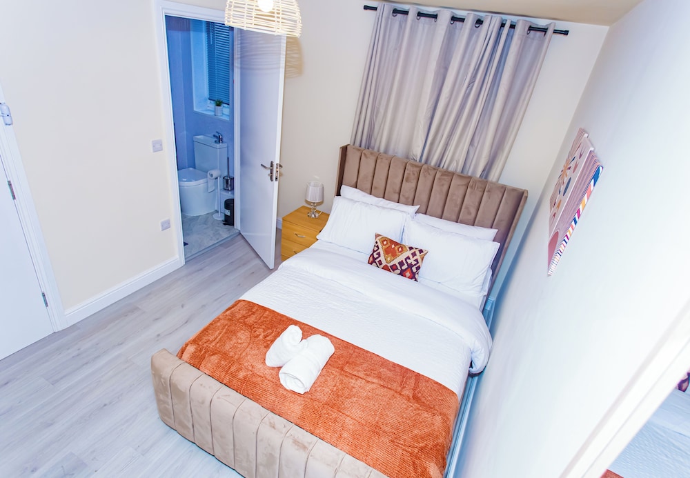 Manchester Charm - 3 Bedroom House view 4