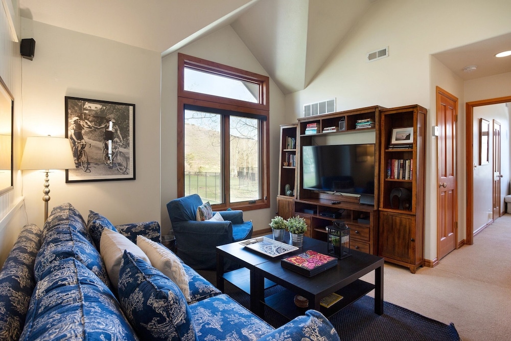 Deer Lake Village at Deer Valley Resort - Four Bedroom Condo with Hot Tub #2477 4 Condo