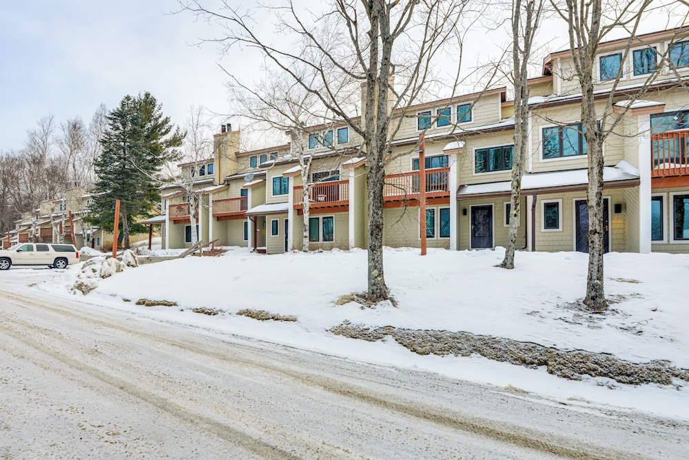 < 1 Mi to Mt Snow: Charming Condo w/ Fireplace