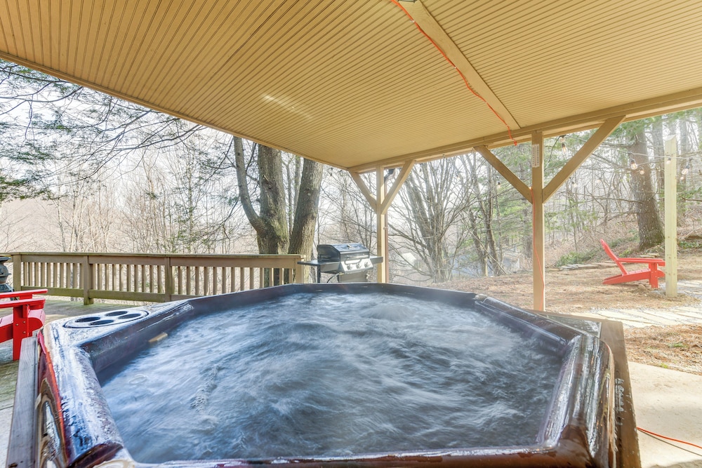 Hot Tub & Mountain Views: Waynesville Retreat!