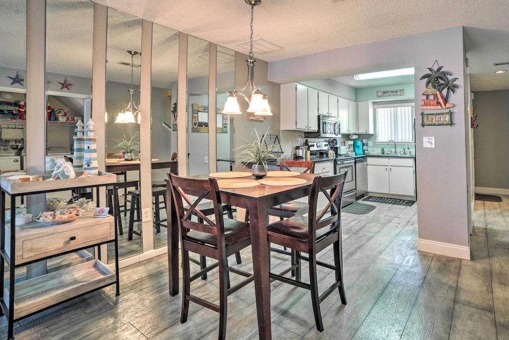 Beautiful PCB Townhome: Balcony & Resort Amenities